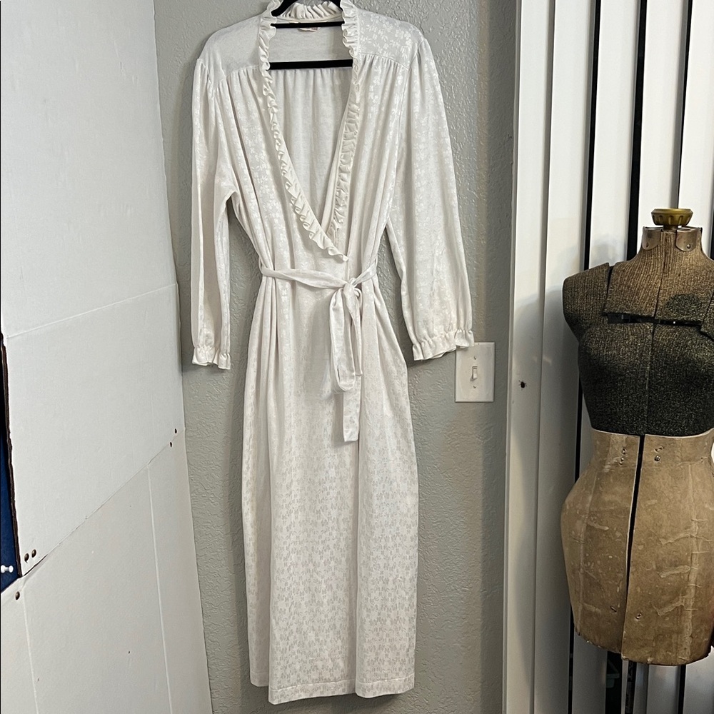 VINTAGE VANITY FAIR WHITE ROBE WITH RUFFLE AND FLORAL DETAIL SIZE LARGE